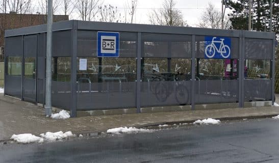 Fahrradhaus Big Point mit kombinierter Lochblech und Einscheibensicherheitsglas-Ausfachung