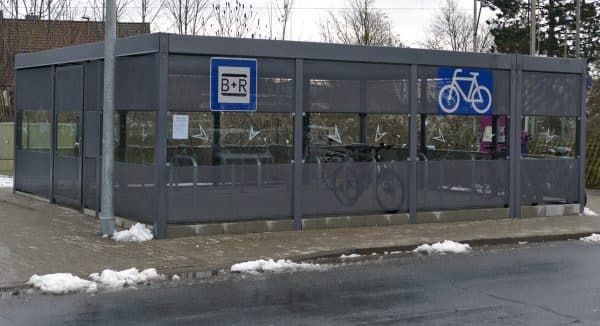 Fahrradhaus Big Point mit kombinierter Lochblech und Einscheibensicherheitsglas-Ausfachung