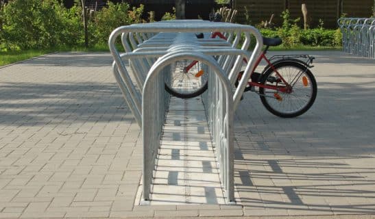 Profilierte Fundamentsteinplatte zum ebenerdigen Einbau der Fahrradständerschiene